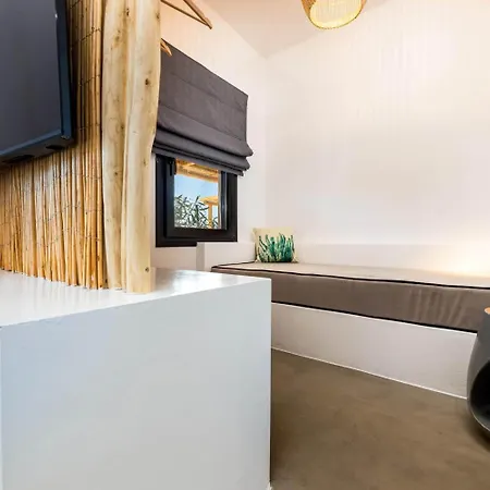 Omilos Beachfront House Hotel